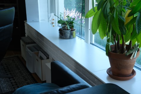 Stängd fönsterbänk med dold förvaring